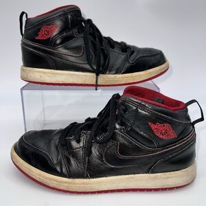 Nike Air Jordan 1 Mid w/Premium Leather Uppers for Boys in Black w/Red Size 3Y